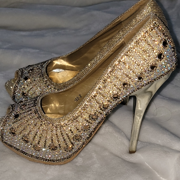 selling shoes size 8 only worn once - Picture 2 of 2